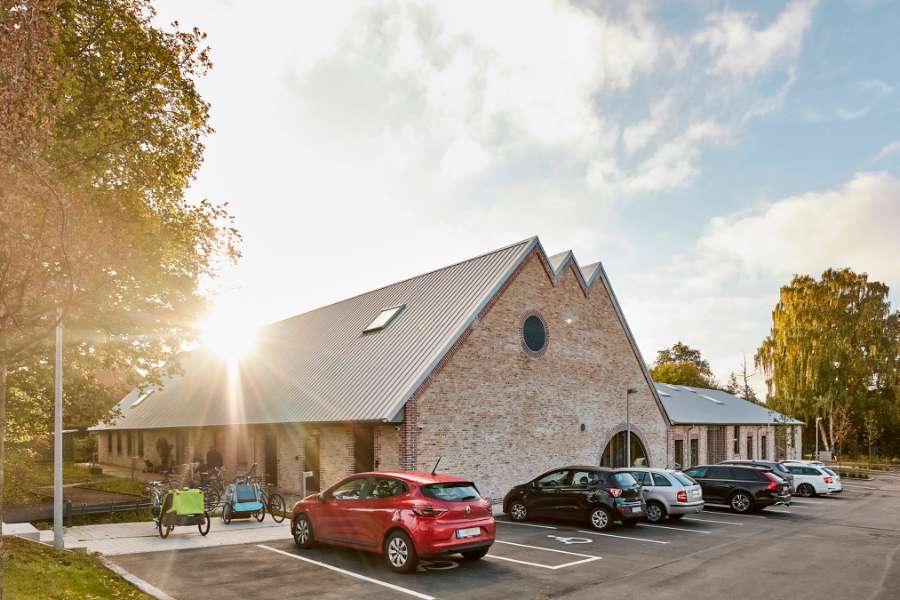 Mit Stahl, Holz und recycelten Fliesen ist die Kinderbetreuung in Gladsaxe „CO₂-neutralisiert“, Børnehuset Egedammen, Klausdalsbrovej 195, 2860 Søborg